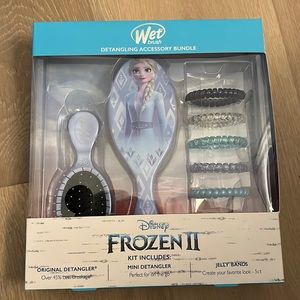 NWT special edition Frozen wet brush set